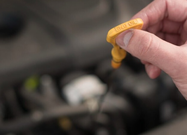 Как проверить уровень масла в двигателе правильно